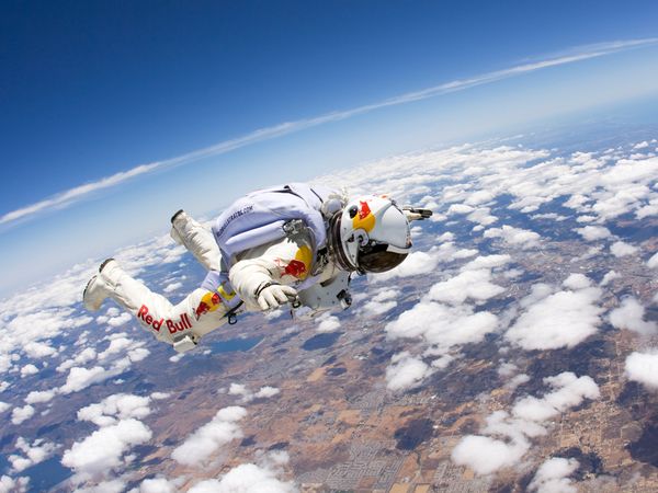 Amazing View as Felix Baumgartner Plummets to Earth in New Video