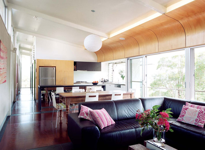 Mount Ninderry House: Low Budget Sustainable House in Picturesque Surroundings